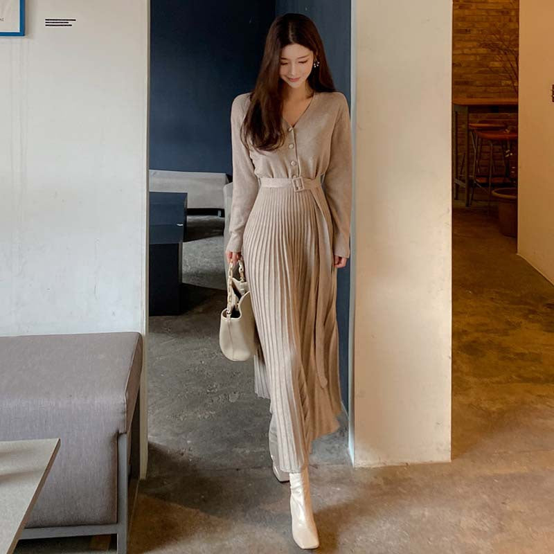 Medium and long knitted dress 2024 autumn new celebrity temperament V-neck belt waist pleated skirt women